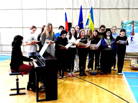 Šolski pevski zbor med nastopom